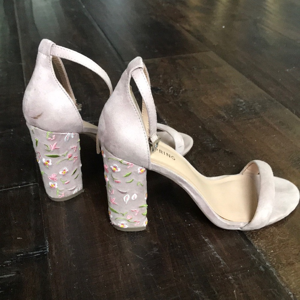Single strap heels with embroidery